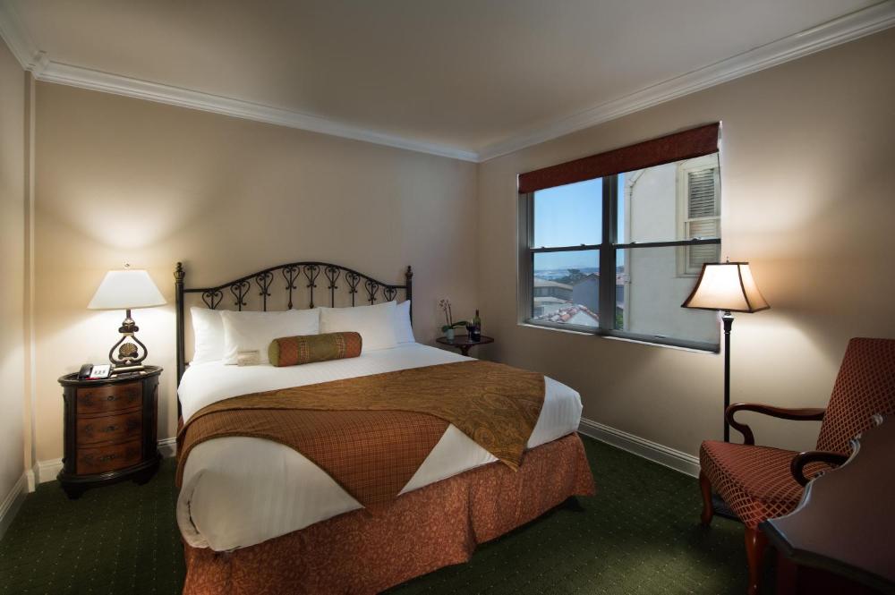 King Room with Roll-In Shower - Disability Access interior