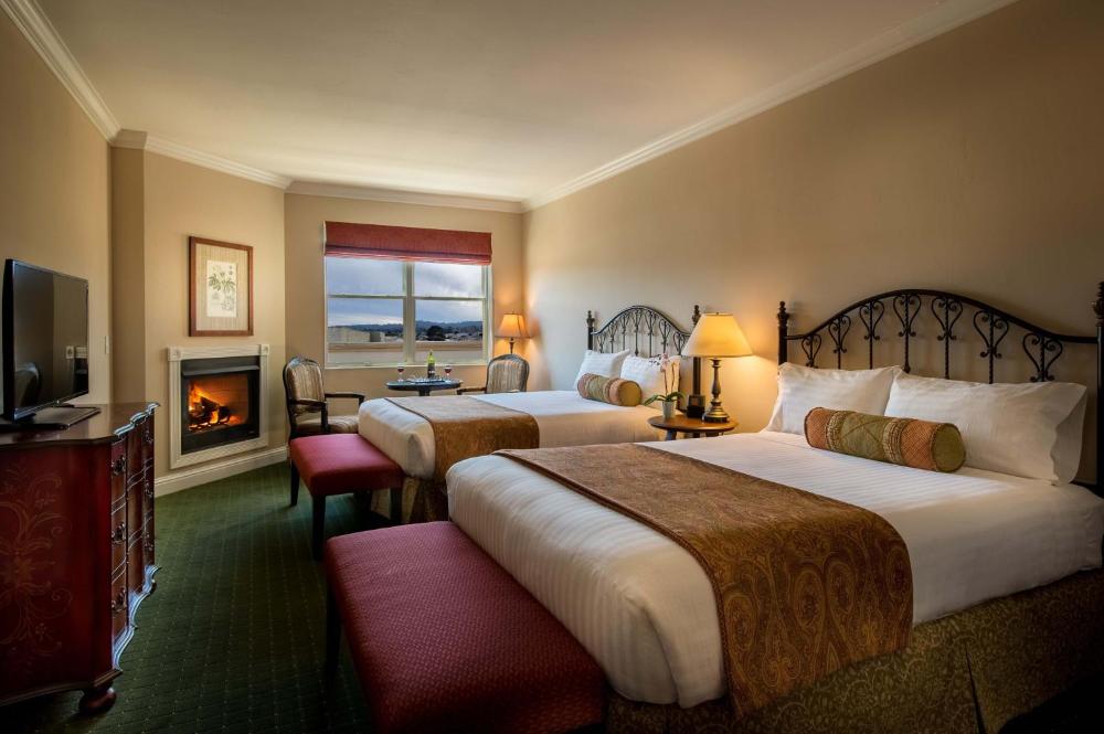 Deluxe Queen Room with Two Queen Beds interior