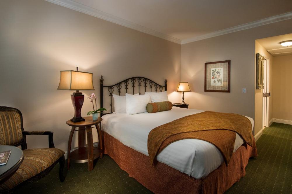 Deluxe King Room interior